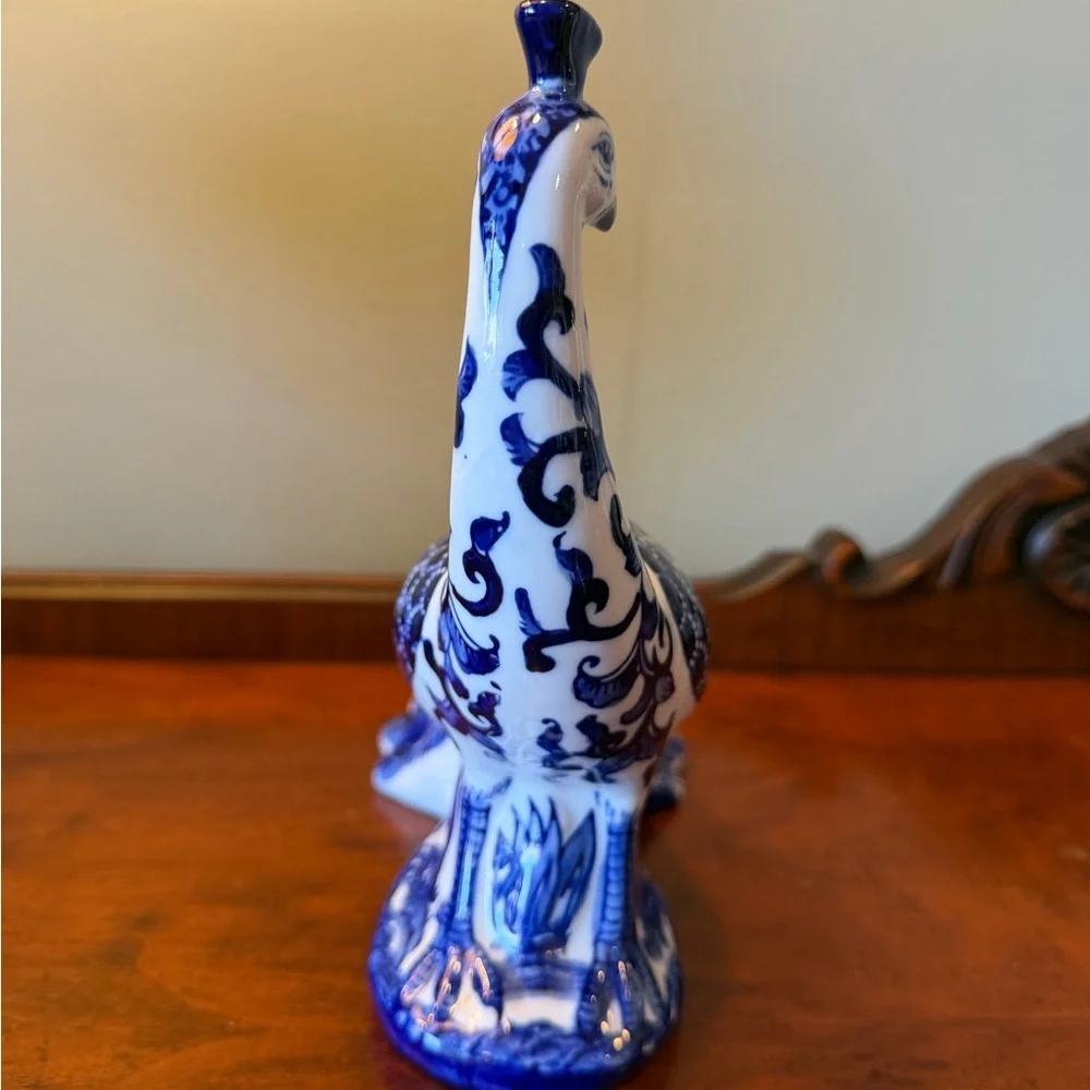 Chinoiserie blue and white ceramic peacock figurine - Picture 8 of 8